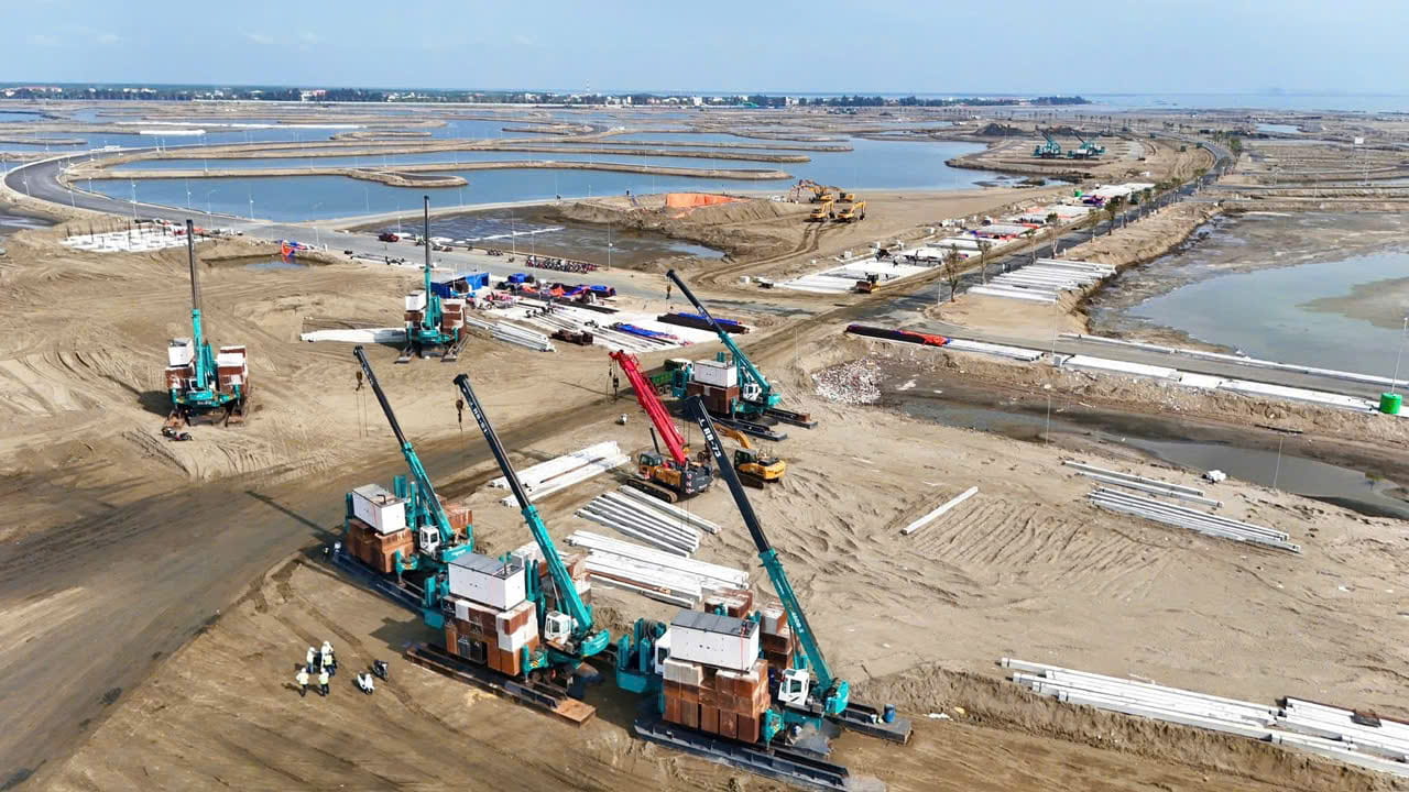 Tiến Độ Vinhomes Green Paradise | Tiến Độ Vinhomes Cần Giờ Mới Nhất Năm 2026 7 Xe cần cẩu tại dự án Vinhomes Cần Giờ